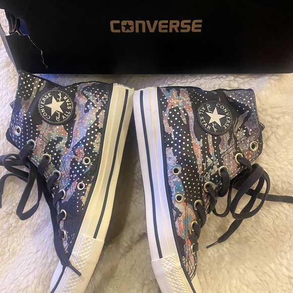 Converse tennis shoes - Picture 2 of 3